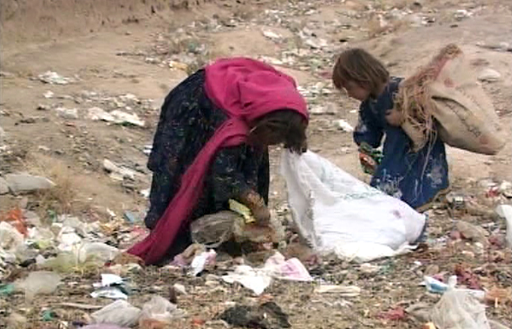 Shazia and Salma collecting garbage in Quetta: Photo by News Lens Pakistan/  Hizbullah Kakar