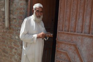 Jan Mohamad a helper opening the the gate of closed printing press: Photo by News Lens Pakistan / Sana Ejaz