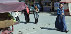 Girls on the streets of Kabul: Photo by News Lens Pakistan/