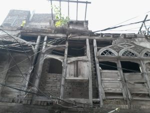 A dilapidated building in walled city Peshawar | Photo by News Lens Pakistan.