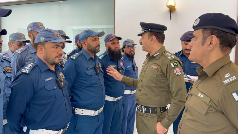 خبردار یونیفارم پر لگے کیمرہ کی آنکھ آپ کو دیکھ رہی ہے